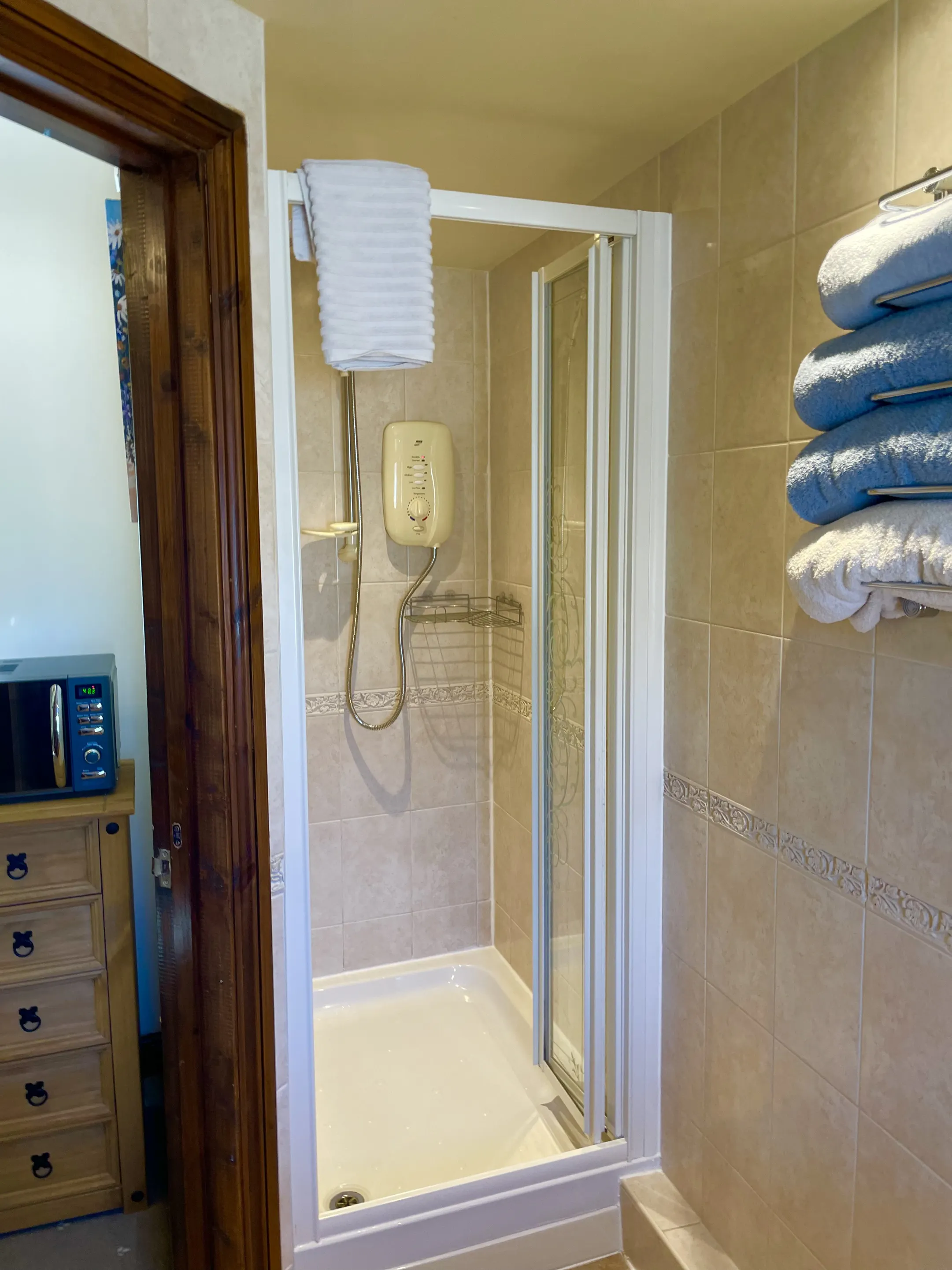 The Saddlery En-suite bathroom shower
