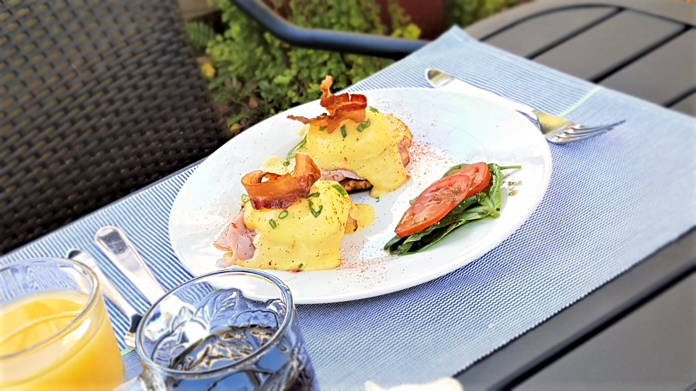 <img src=“eggs benedict.jpg” alt=“historic 44 spanish street inn” title=“comfortable, affordable, best location”>