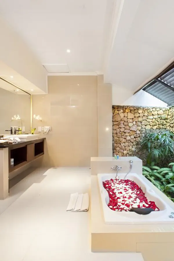 ROOMS & SUITES