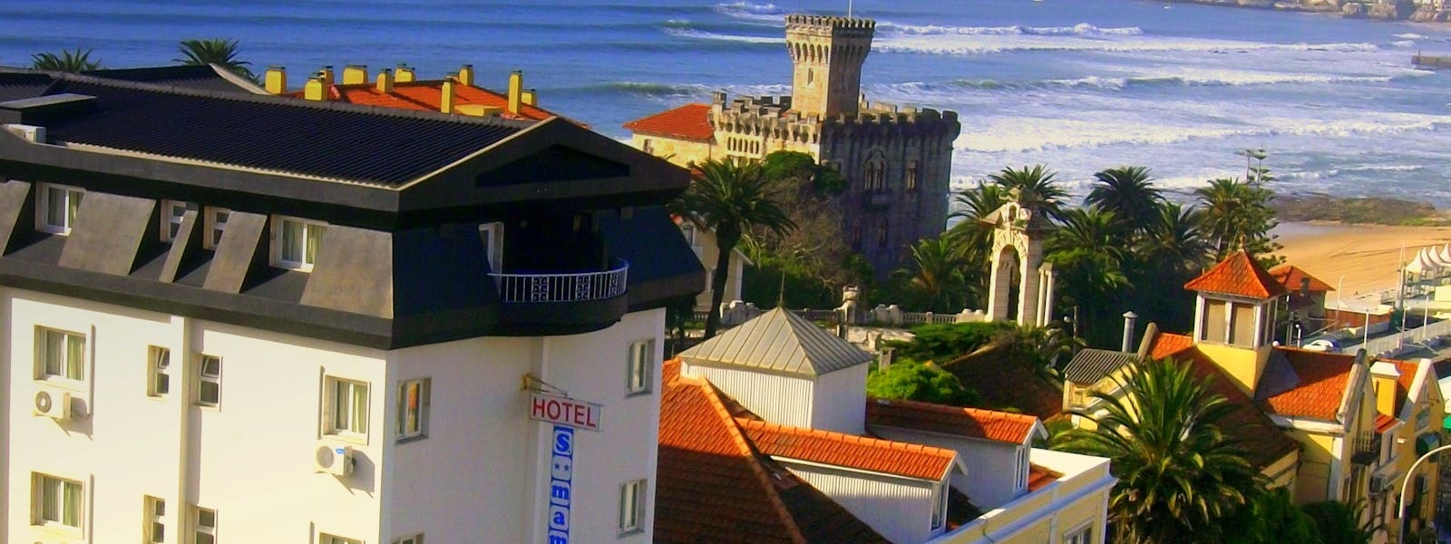 Facade of the Hotel São Mamede with Cascais bay on the backside Fachada do hotel São Mamede com a baia de Cascais ao fundo.