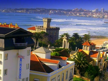 Facade of the Hotel São Mamede with Cascais bay on the backside Fachada do hotel São Mamede com a baia de Cascais ao fundo. 1