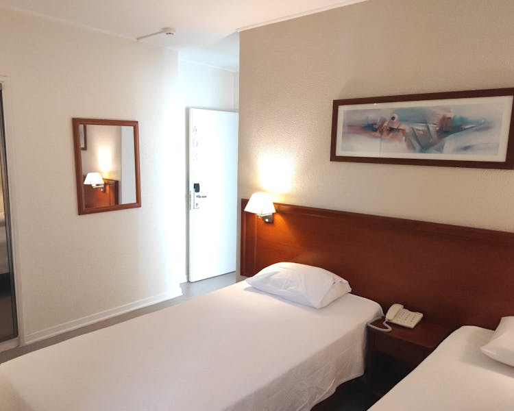 Comfortable Bed room With Estoril city view window Quarto confortável com vista para a cidade do Estoril