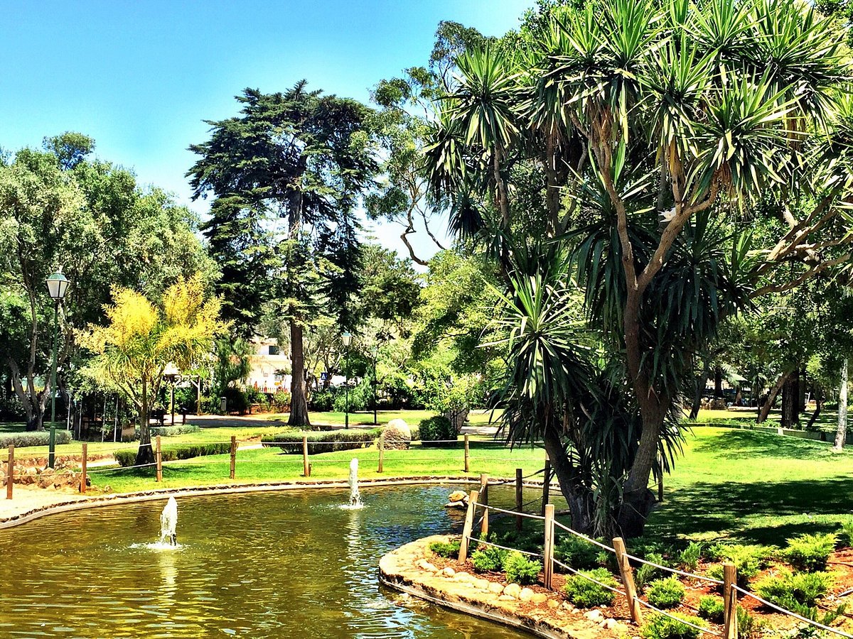 Parque Marechal Carmona em Cascais, próximo ao Hotel São Mamede Estoril, com área infantil, animais, parquinho e vila de Nata