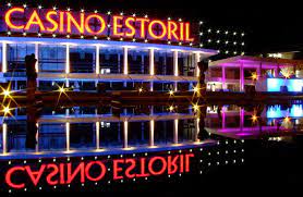 Vista exterior do Casino do Estoril que fica bem pertinho do hotel São Mamede Exterior view of the Estoril Casino which is ve