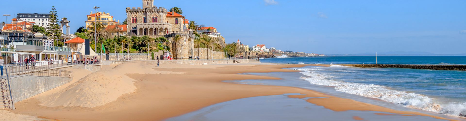 Praia do Tamariz com o Castelinho Forte da Cruz, popular para casamentos, a poucos passos do Hotel São Mamede Estoril