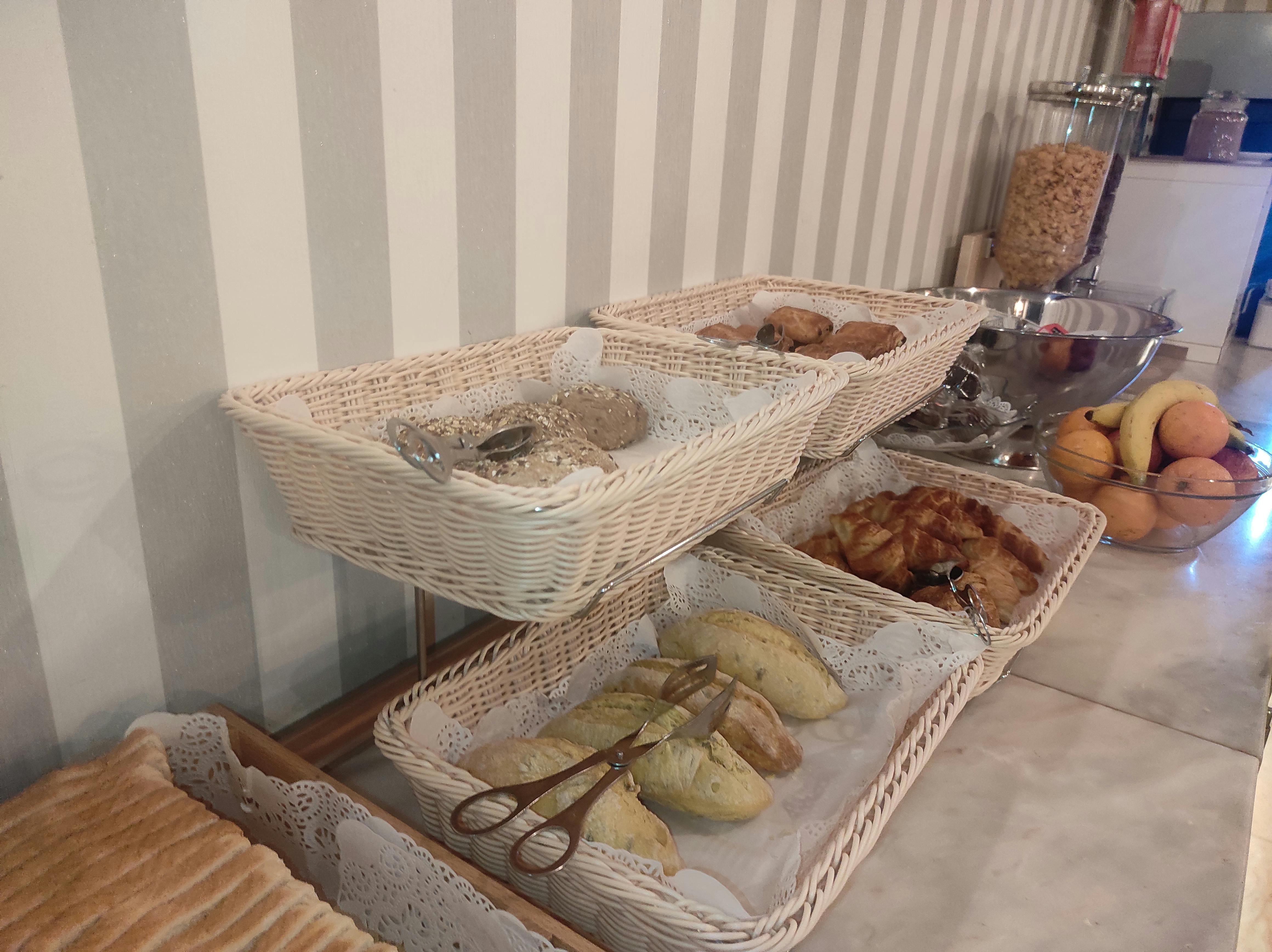 Hotel breakfast buffet with various types of bread. Buffet de pequeno-almoço do hotel com vários tipos de pães .