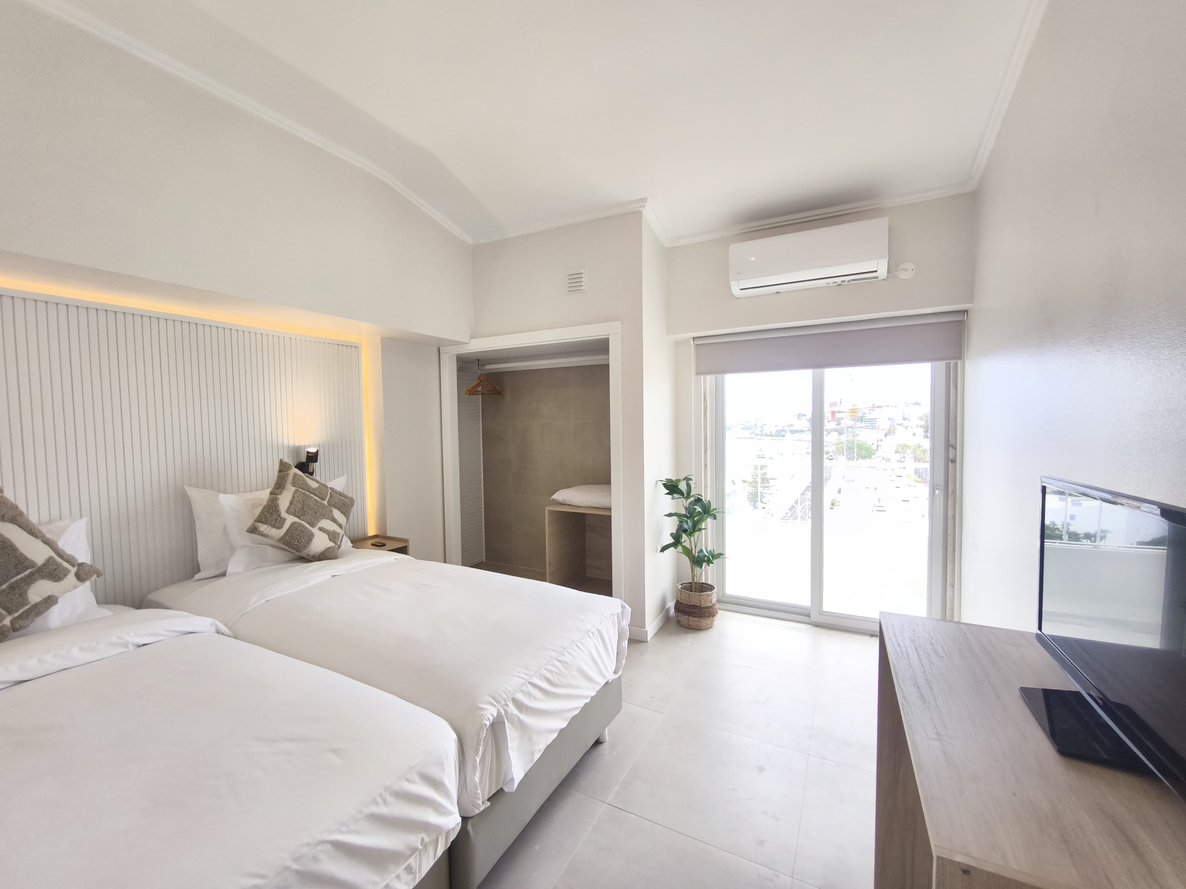 Wake up above Tamariz Beach to uninterrupted views of the Atlantic Ocean, Forte da Cruz and Cascais Bay. Located on the hotel