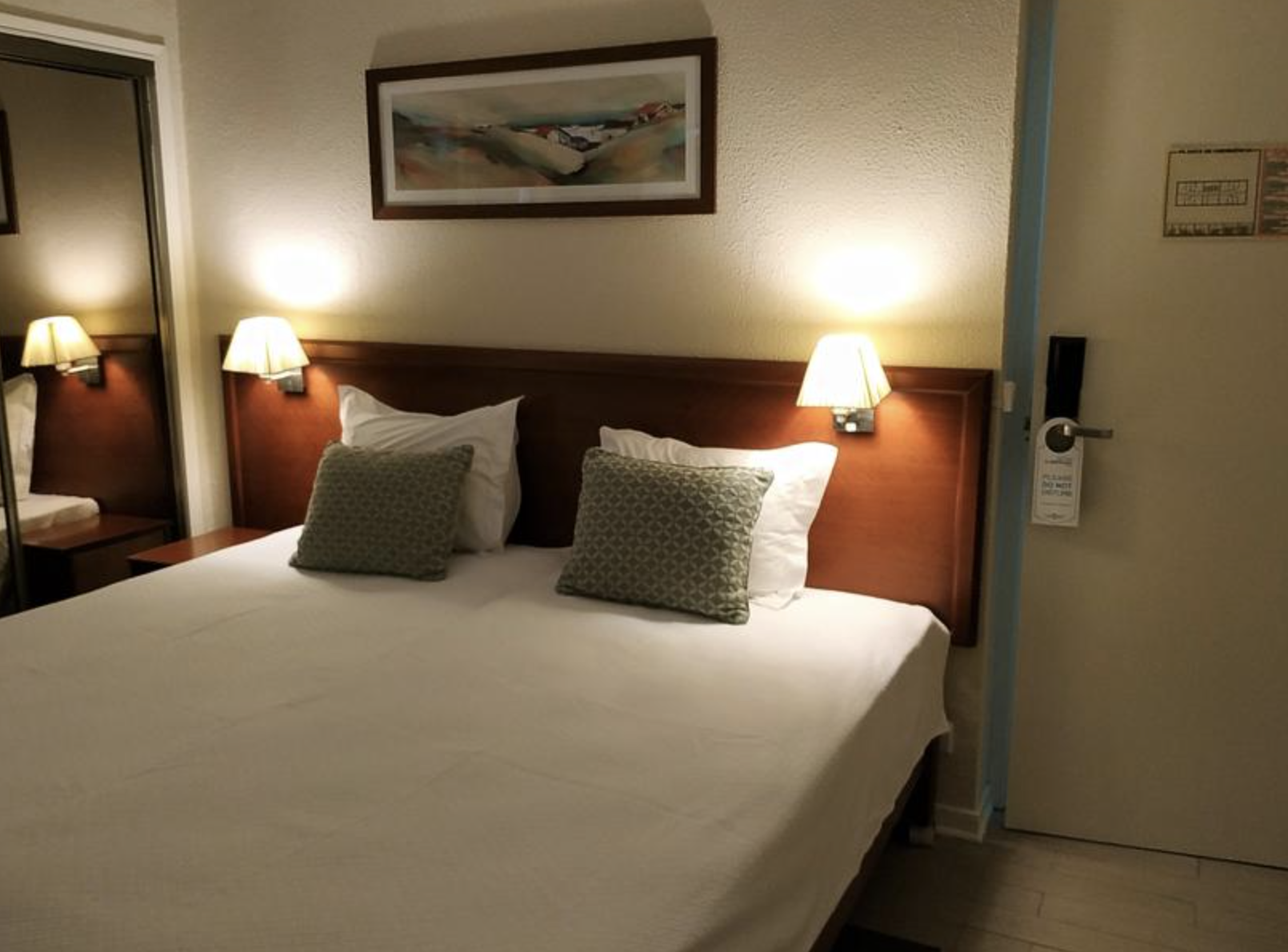 Comfortable Bed room With Estoril city view window Quarto confortável com vista para a cidade do Estoril