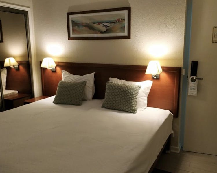 Comfortable Bed room With Estoril city view window Quarto confortável com vista para a cidade do Estoril