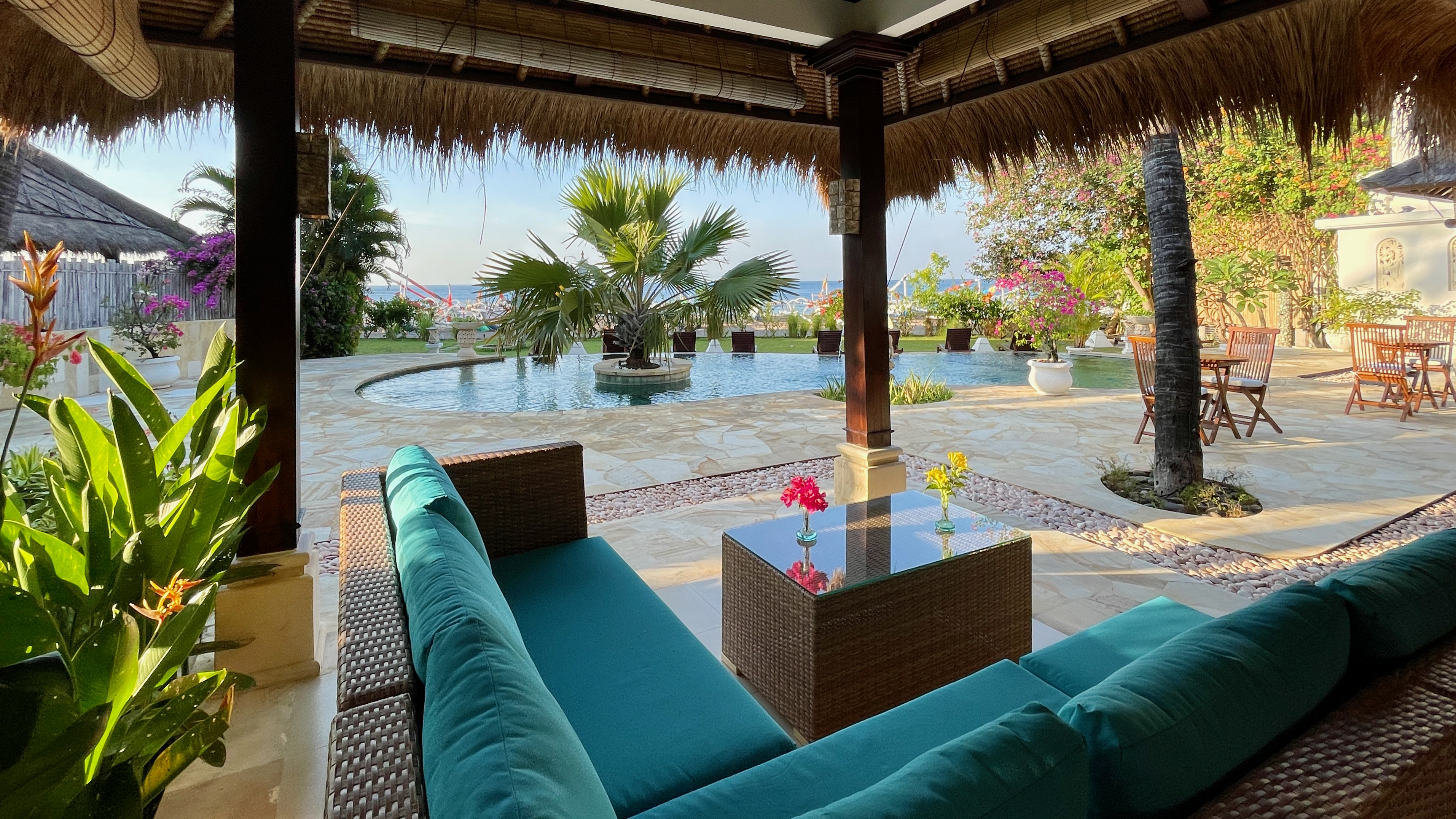 Restaurant and Pool Lounge