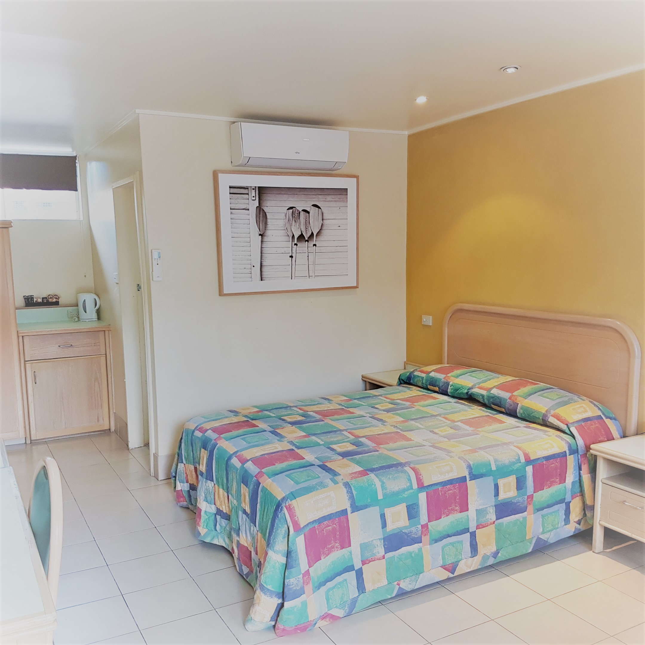 Habitación con cama grande