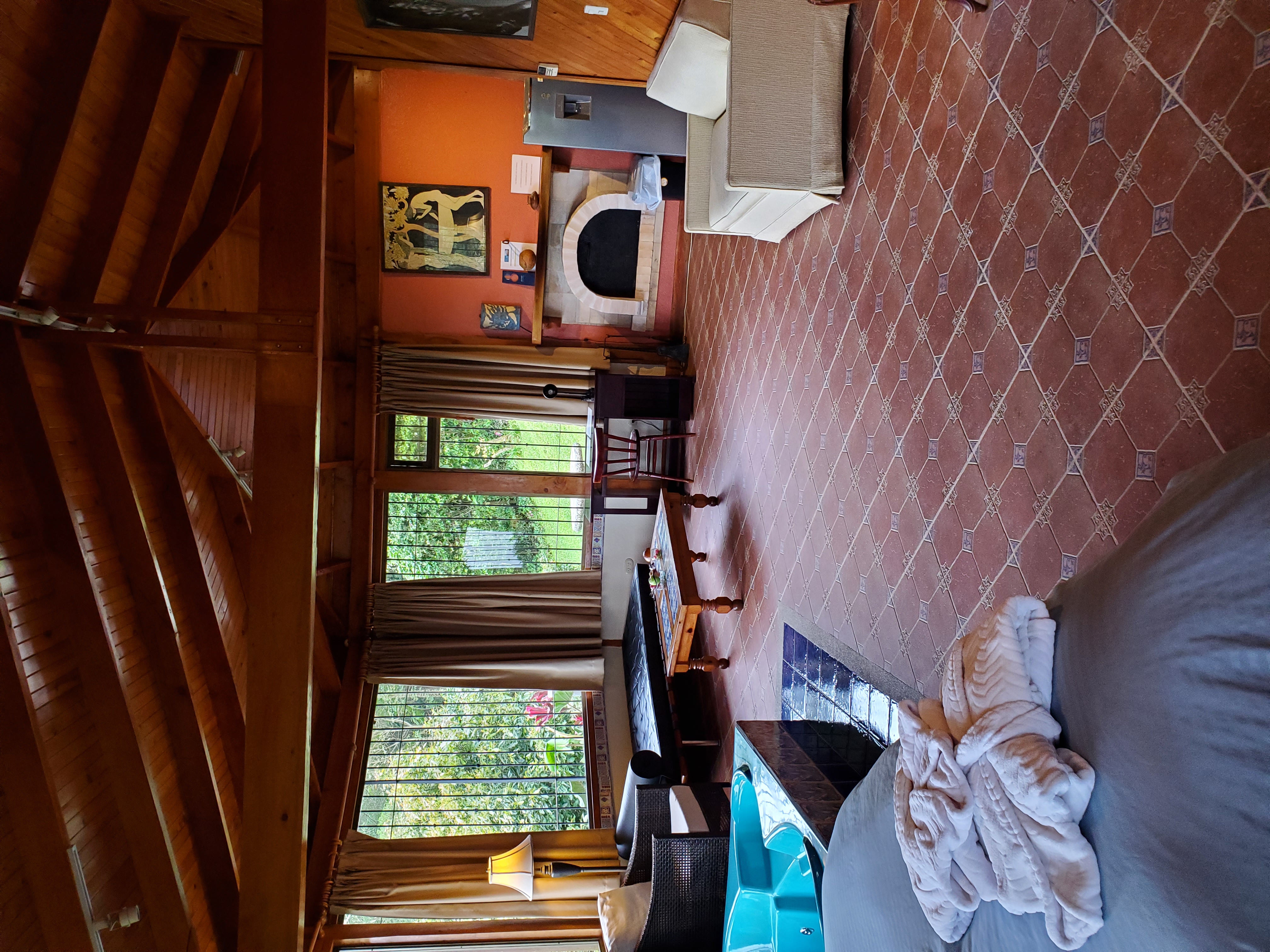 view of inside Birds of Paradise Suite