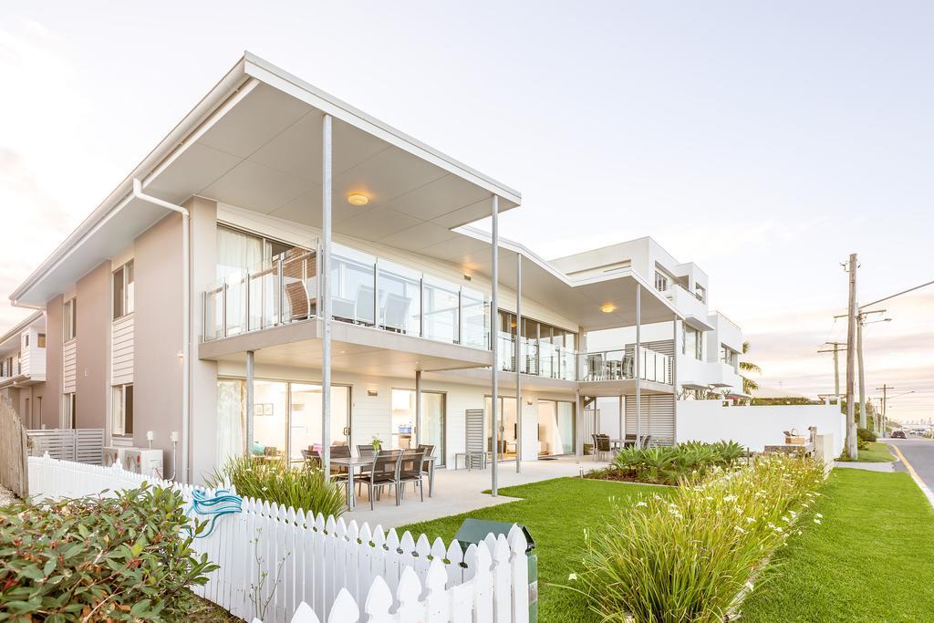 Sandbox Luxury Beach Front Apartments building Photo