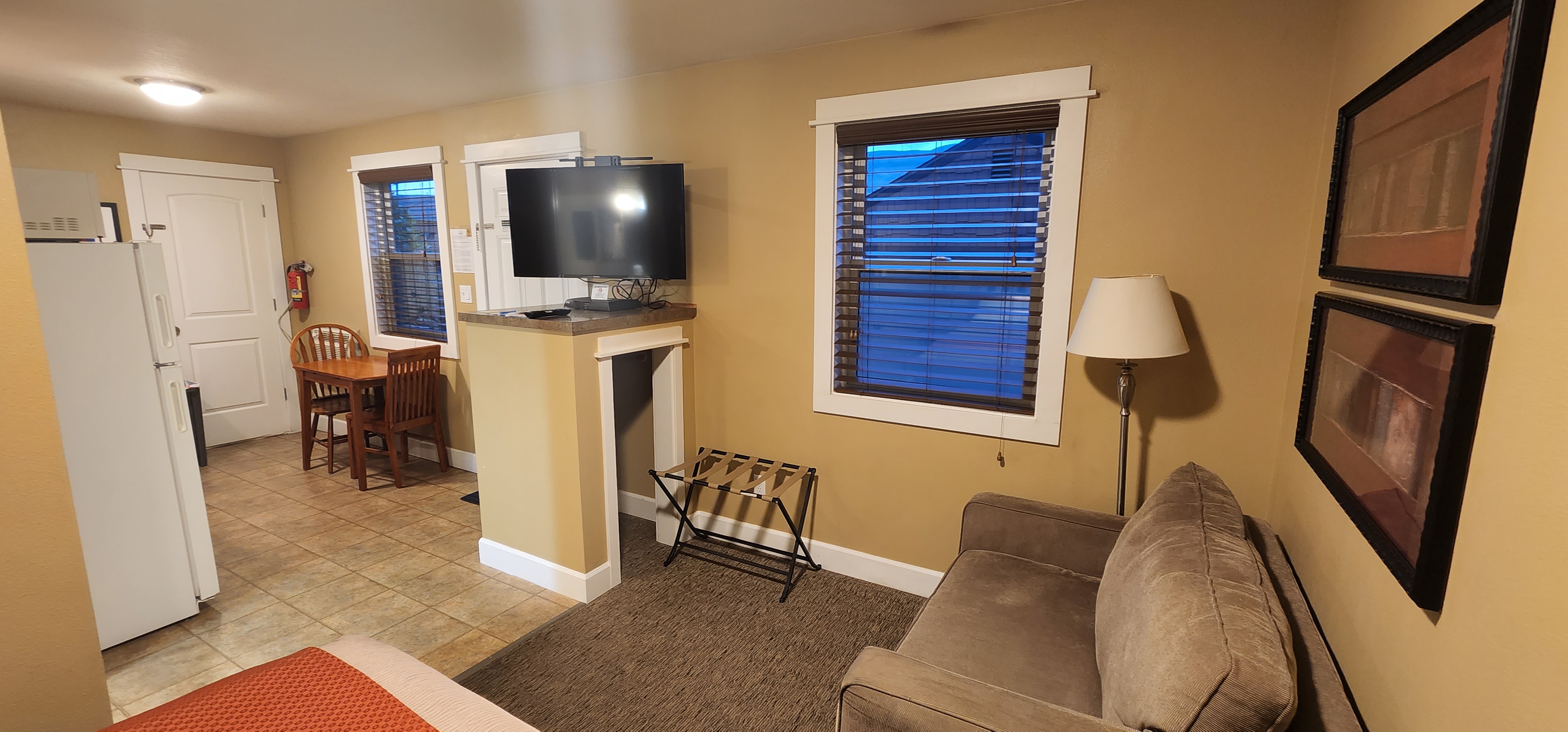 Room 04 (Queen, Twin Pullout & Kitchenette) | Rufus Hillview Inn