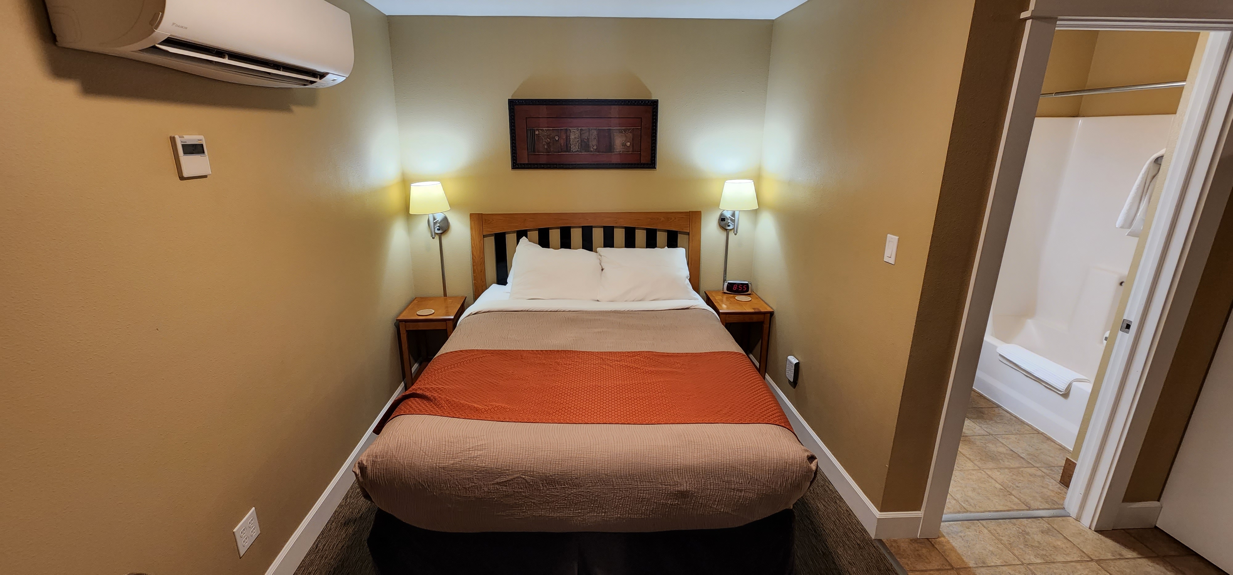 Room 04 (Queen, Twin Pullout & Kitchenette) | Rufus Hillview Inn