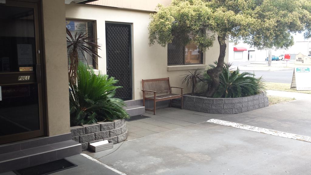 Jackie Howe Motel free parking