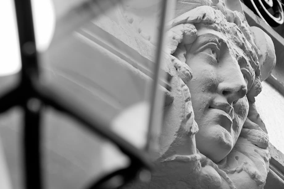 Facade de l'hotel des ducs à Dijon - Tête en pierre