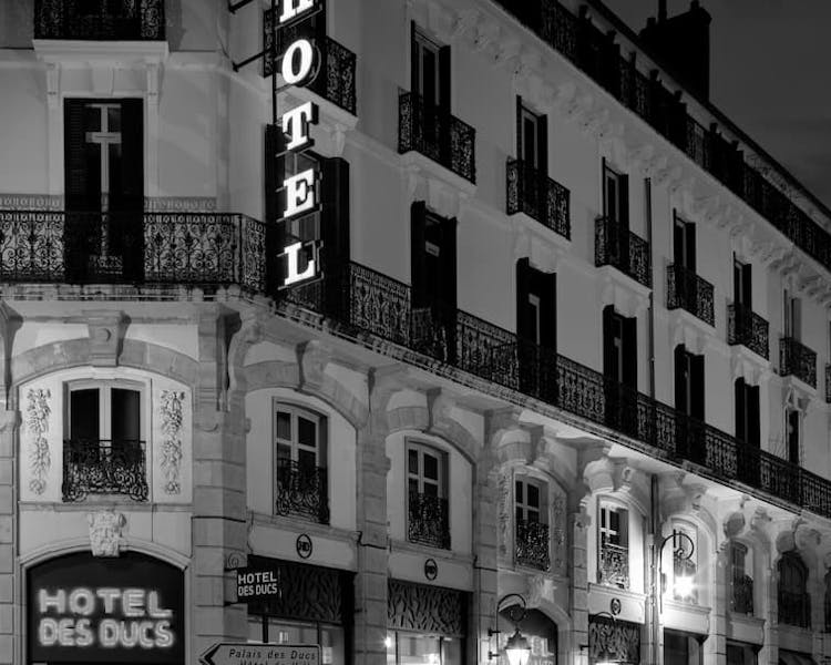 Facade de l'hotel des ducs à Dijon - Grande largeur