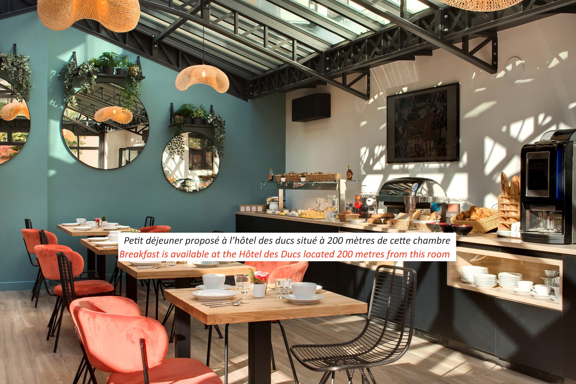 Buffet petit déjeuner dans la Verrière de l'hôtel des ducs