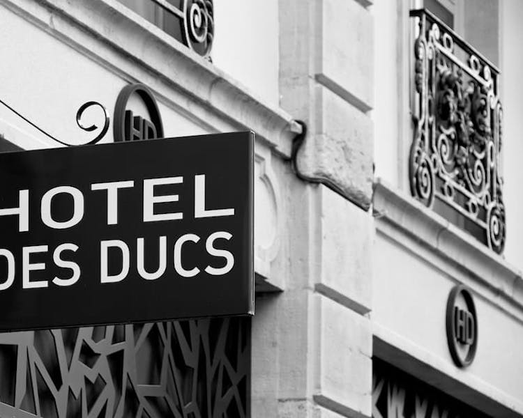 Facade de l'hotel des ducs à Dijon - Enseigne