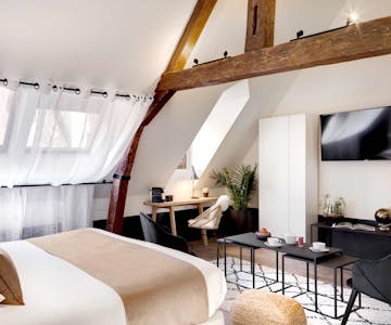 Vue du lit de l'appartement situé au 3ème étage de la Maison des Ducs à Dijon