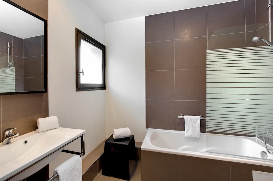 Salle de bains de la Chambre familiale de l'hôtel des ducs à Dijon