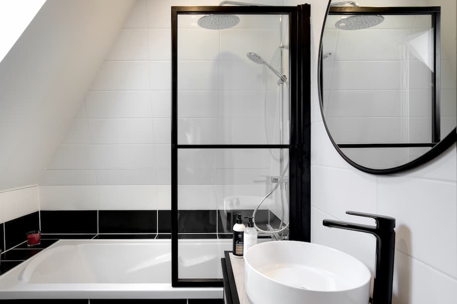 Salle de bains de la chambre du 3ème étage de la Maison des Ducs à Dijon