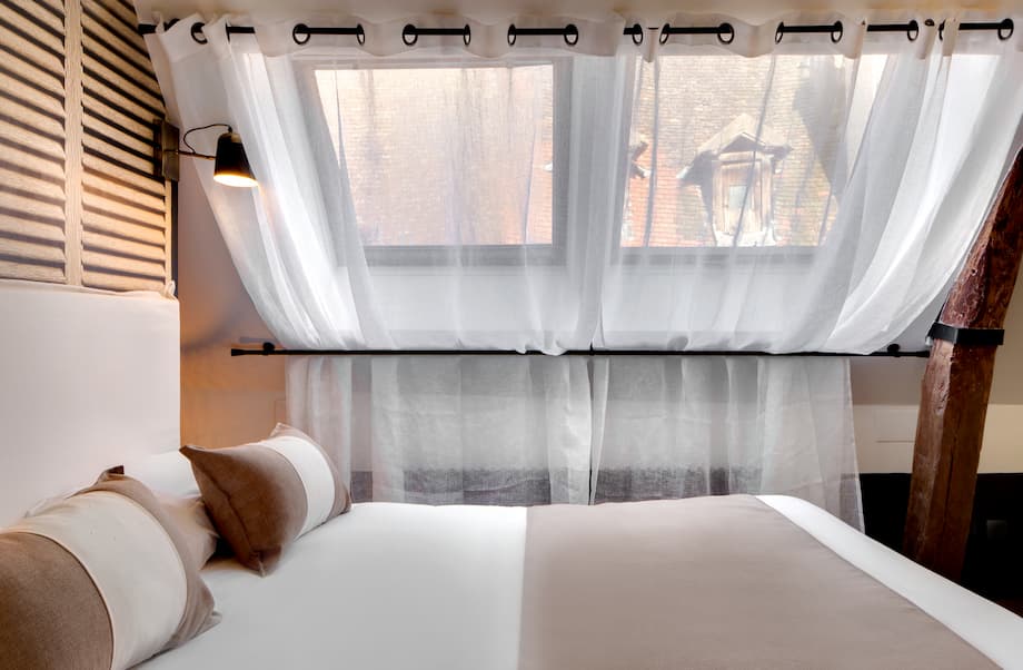 Vue des voilages de la chambre du 3ème étage de la Maison des Ducs à Dijon