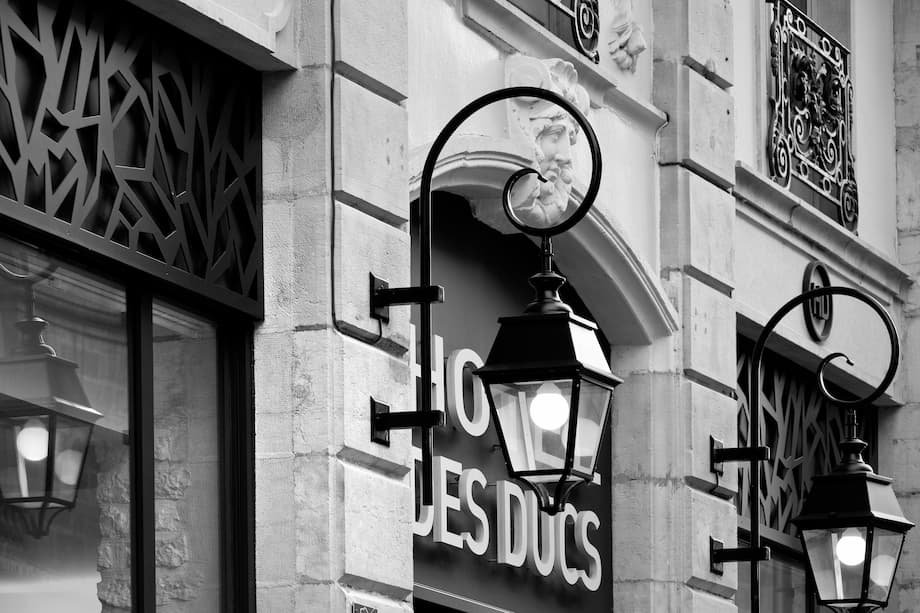 Facade de l'hotel des ducs à Dijon - Double Lanterne