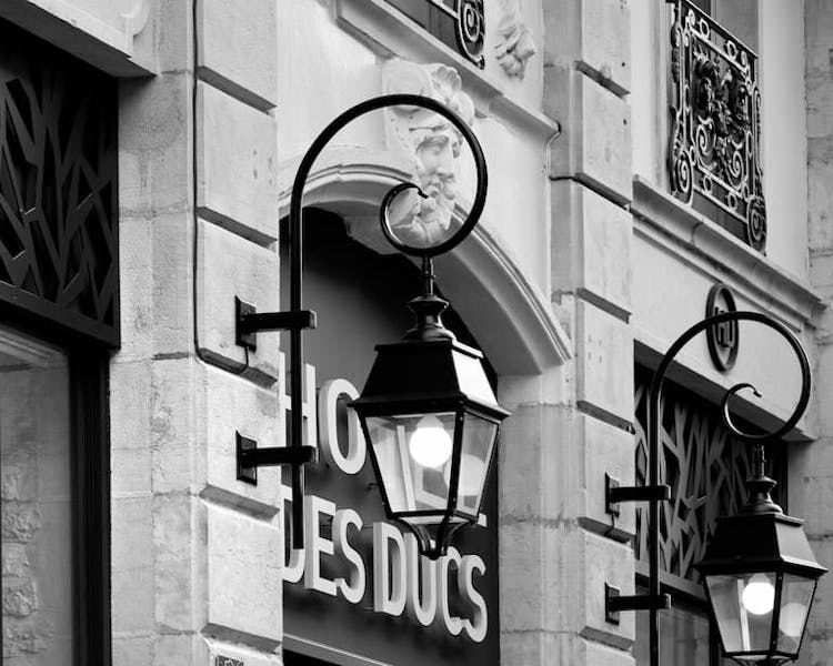 Facade de l'hotel des ducs à Dijon - Double Lanterne
