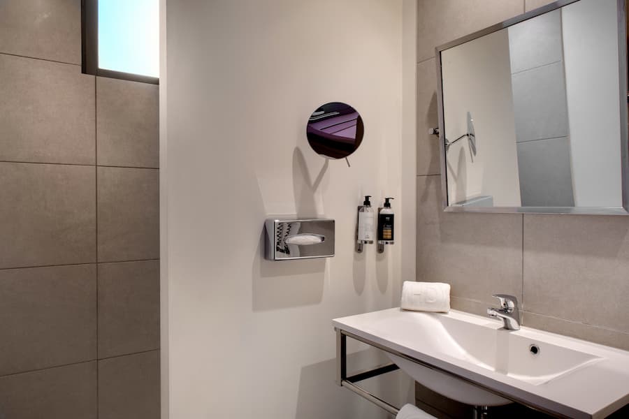 Salle de bains de la Petite Chambre double de l'hôtel des ducs à Dijon