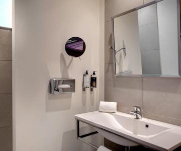 Salle de bains de la Petite Chambre double de l'hôtel des ducs à Dijon