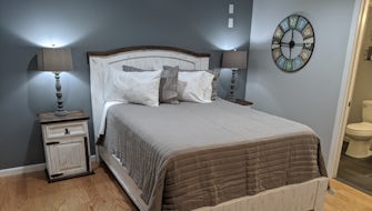 Bavarian Lodge Master Suite (Queen with Full Kitchen)