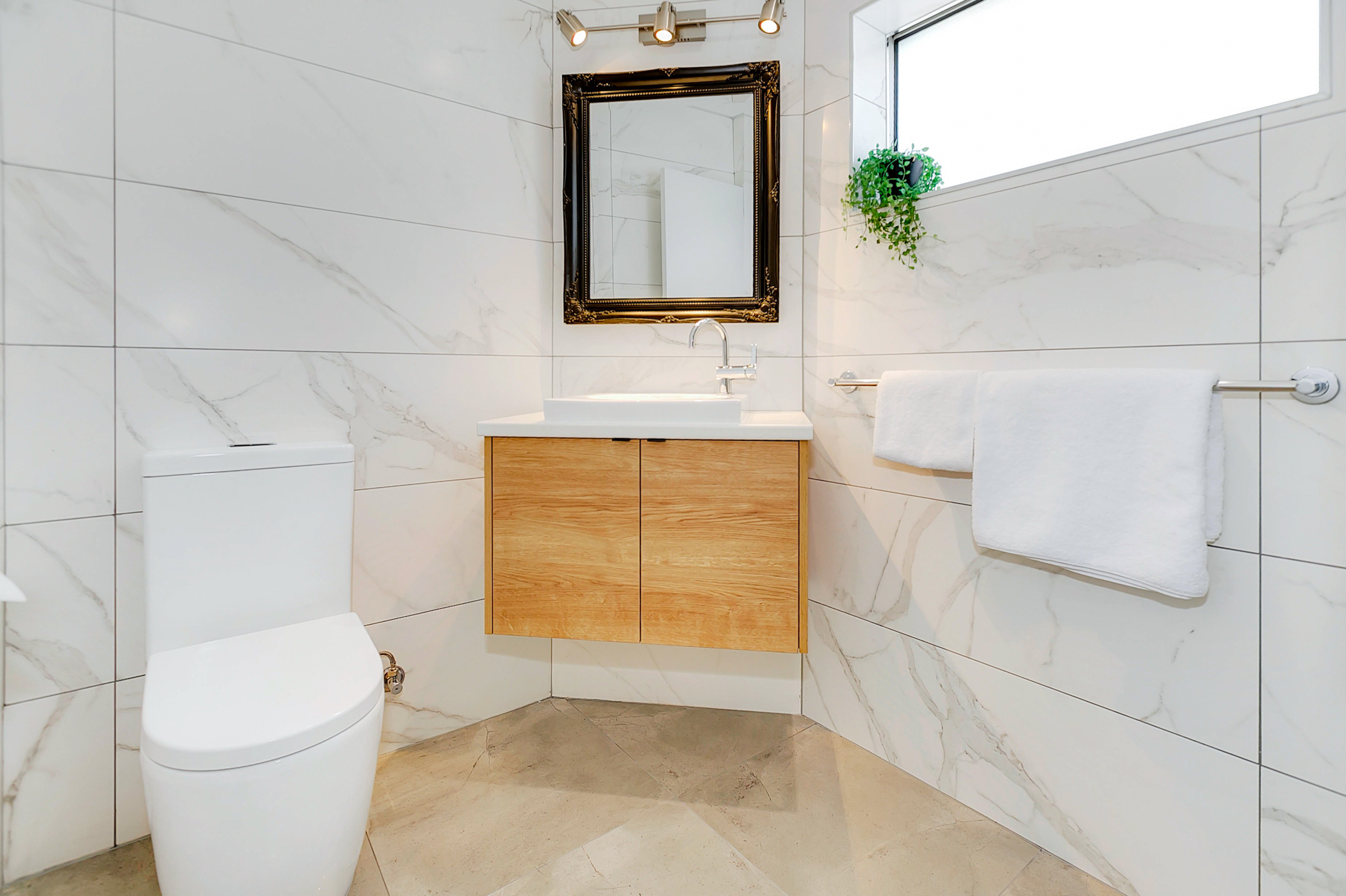 Superior King Room Bathroom