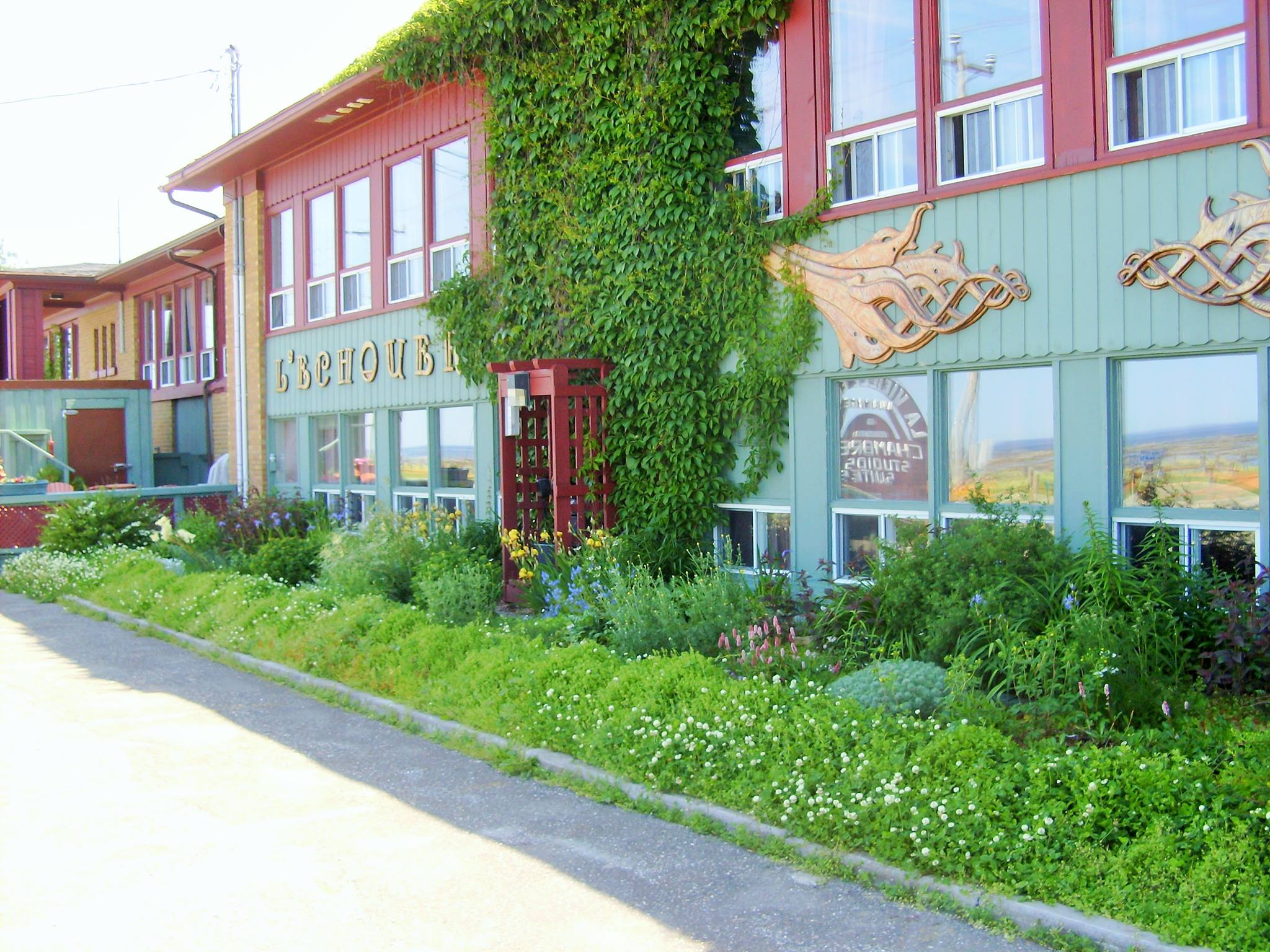 Vue de l'auberge et de ses plants grimpants.