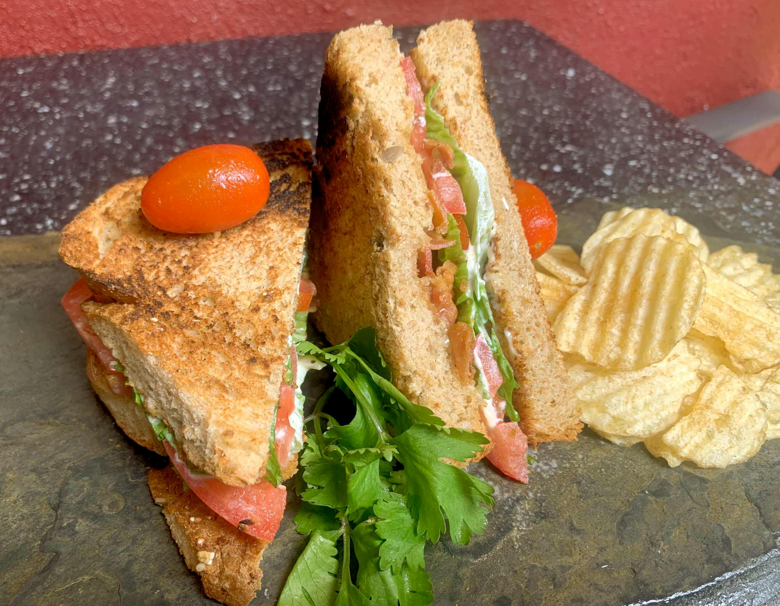 Sandwich tocino jitomate y lechuga con pan artesanal / BLT sandwich on artisan baked bread