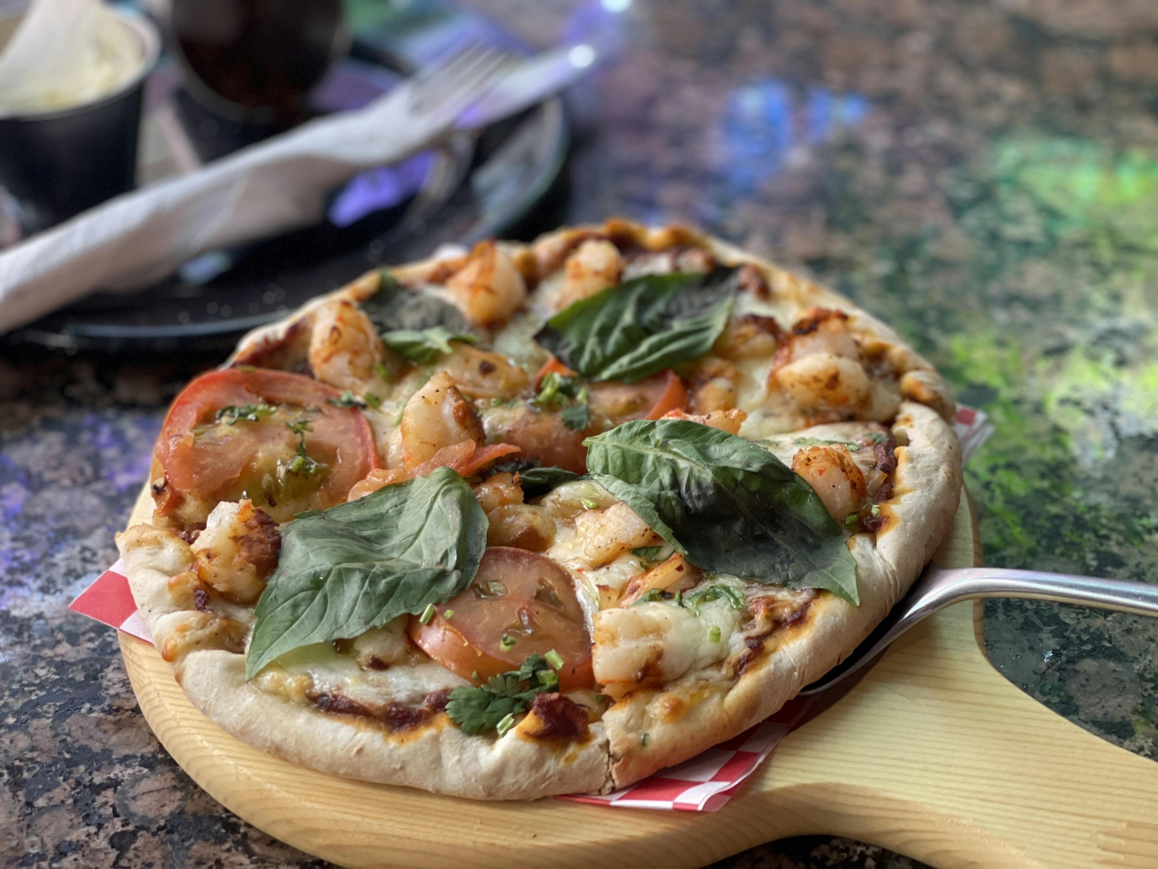 Individual-size Shrimp Pizza. Pizza de Camarones