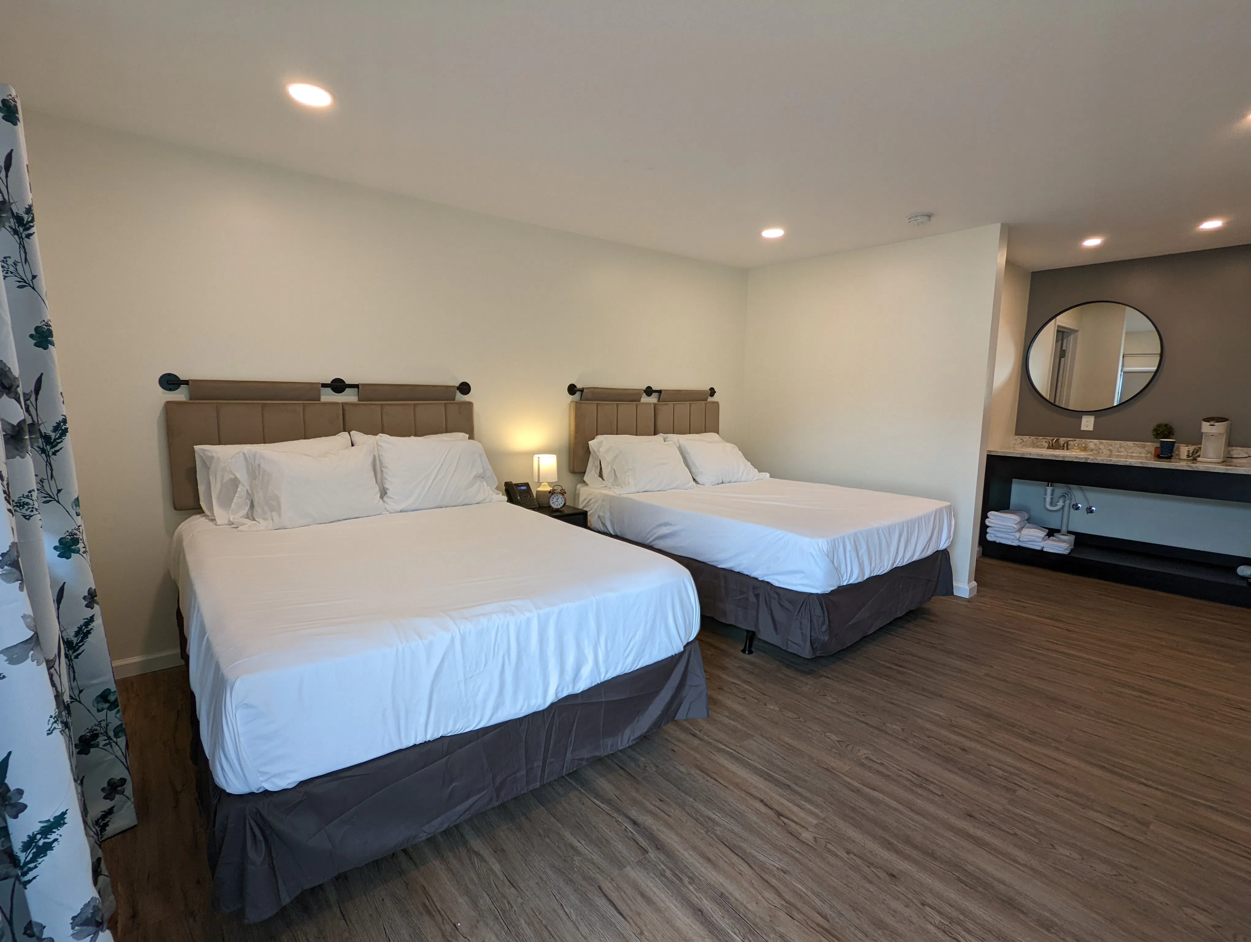 Extended Stay Double Queen | The Honey Bee Motel