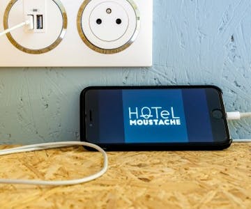 Téléphone en recharge dans hotel Moustache.