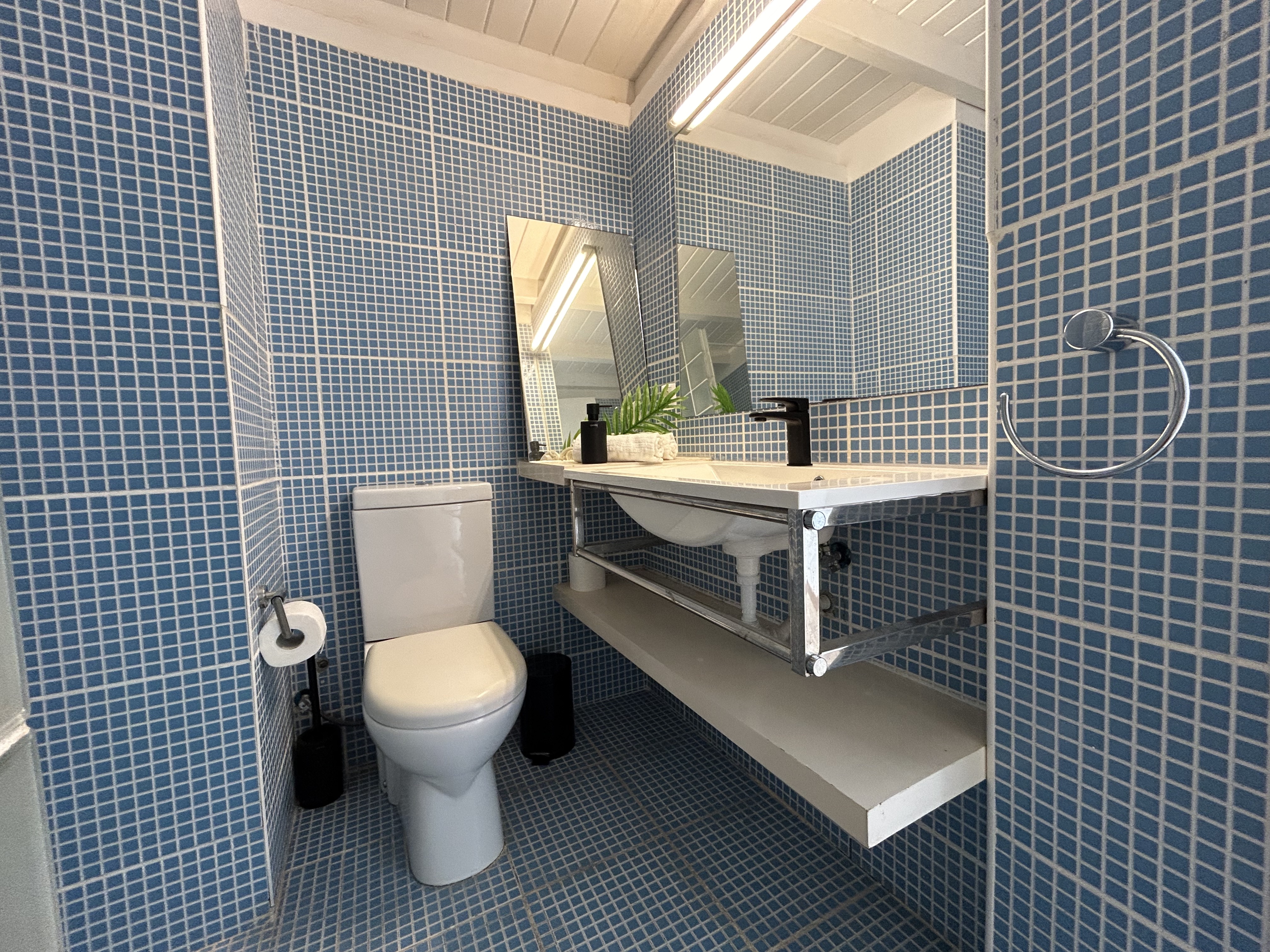 Vila Cabral Apartments Sal Island Cabo Verde, 3 bedroom apartment bathroom