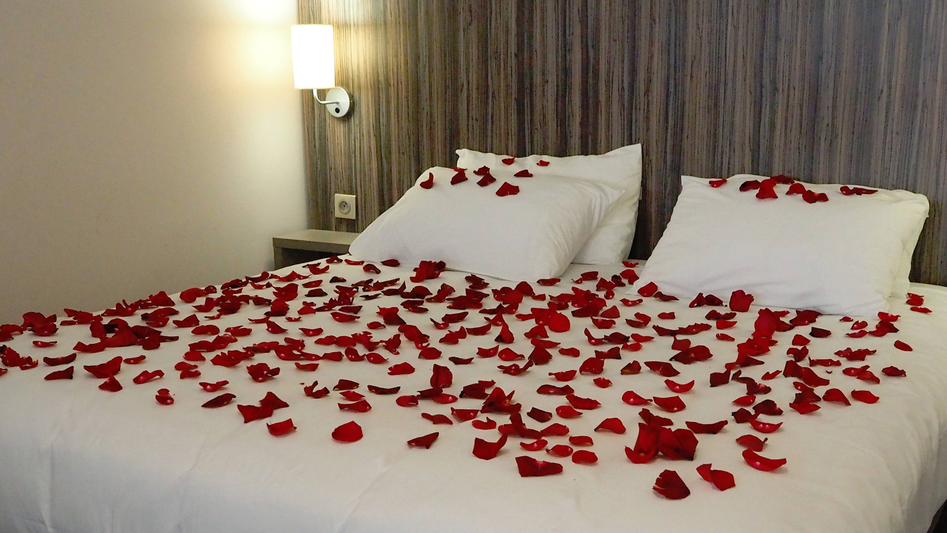 lit de pétales de roses pour un séjour romantique à Eclipse, rose petal bed for a romantic stay at Eclipse