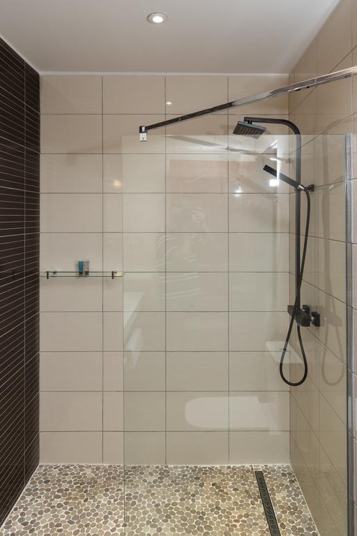 Douche à l'italienne dans les salles de bain des suites a l'appart'hôtel Eclipse, walk-in shower in a suite at Eclipse