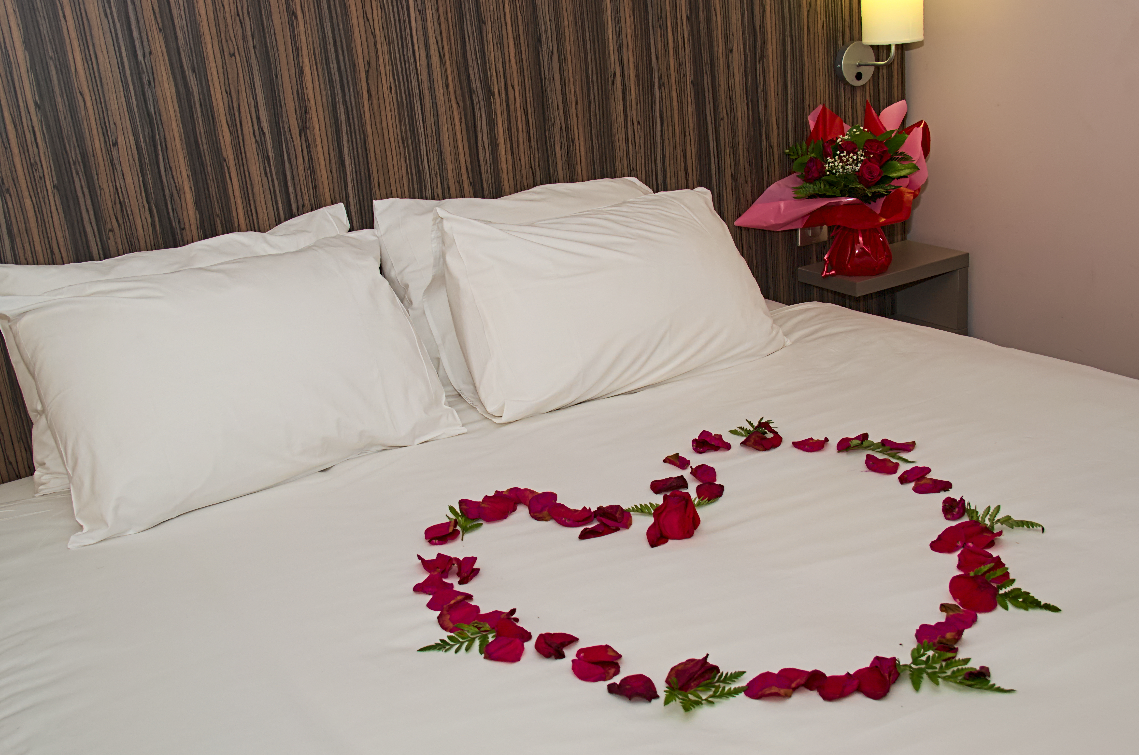 Pétales de roses en forme de coeur sur un lit à Eclipse, Rose petal heart on bed at Eclipse