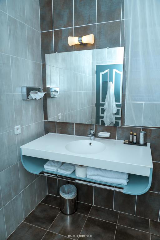 Salle de bain d'une chambre a l'appart'hôtel Eclipse à Cayenne, bathroom in a room at apartment hotel Eclipse