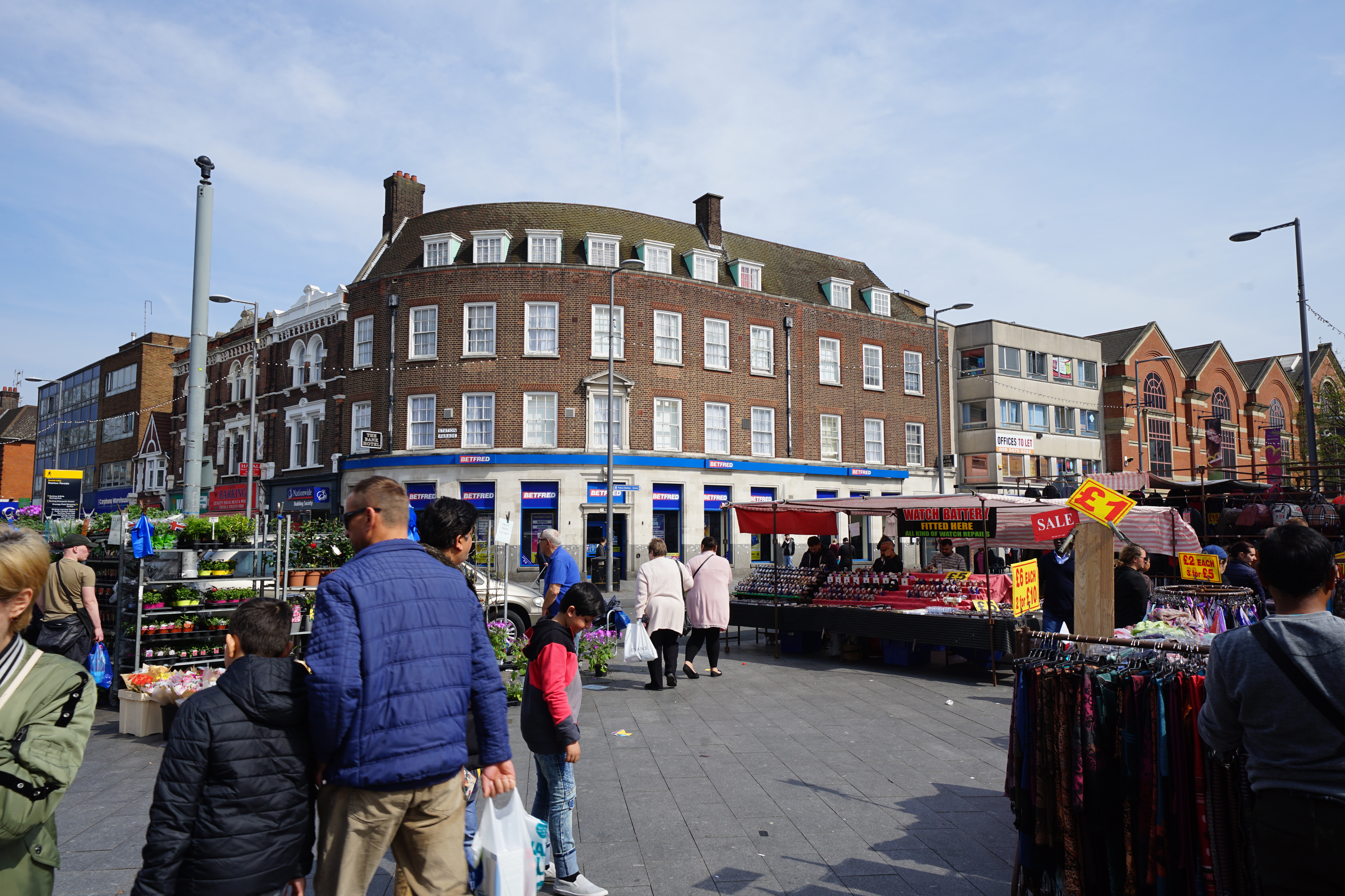 The Bank Hotel has easy access to all public transport and is only 14 minutes away from Central London. 1