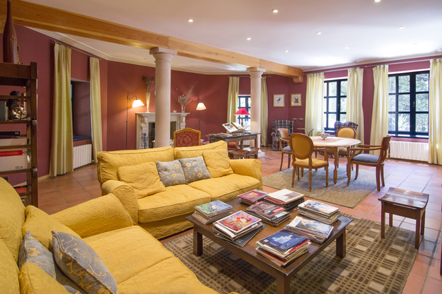 SALON DE ESTAR Y BIBLIOTECA