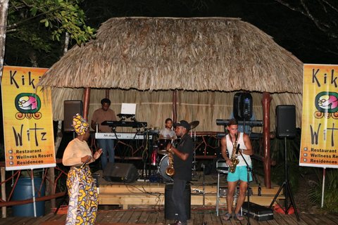 Kiki Witz - live entertainment on the deck