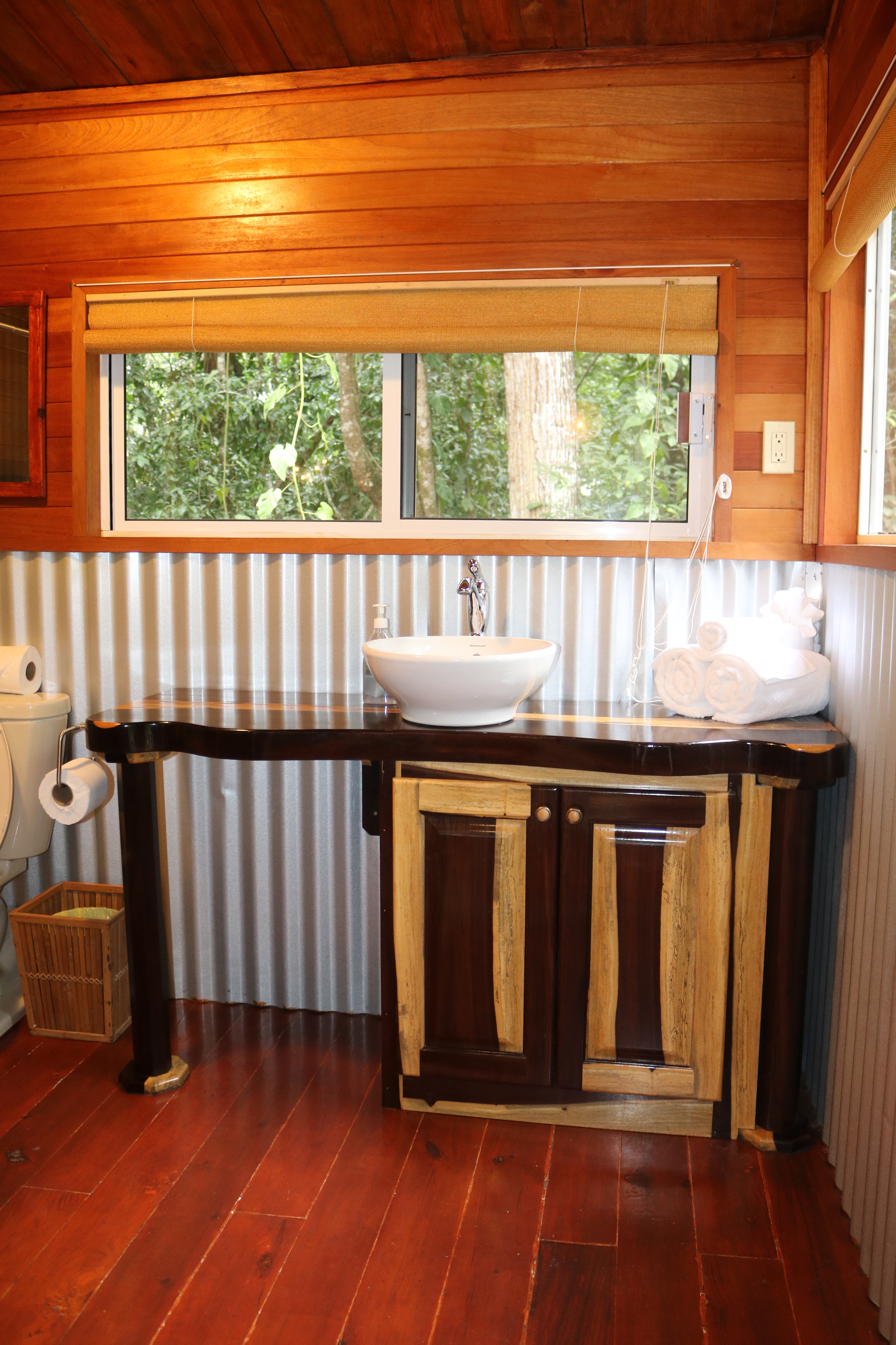 Cohune Villa upper level - king bathroom