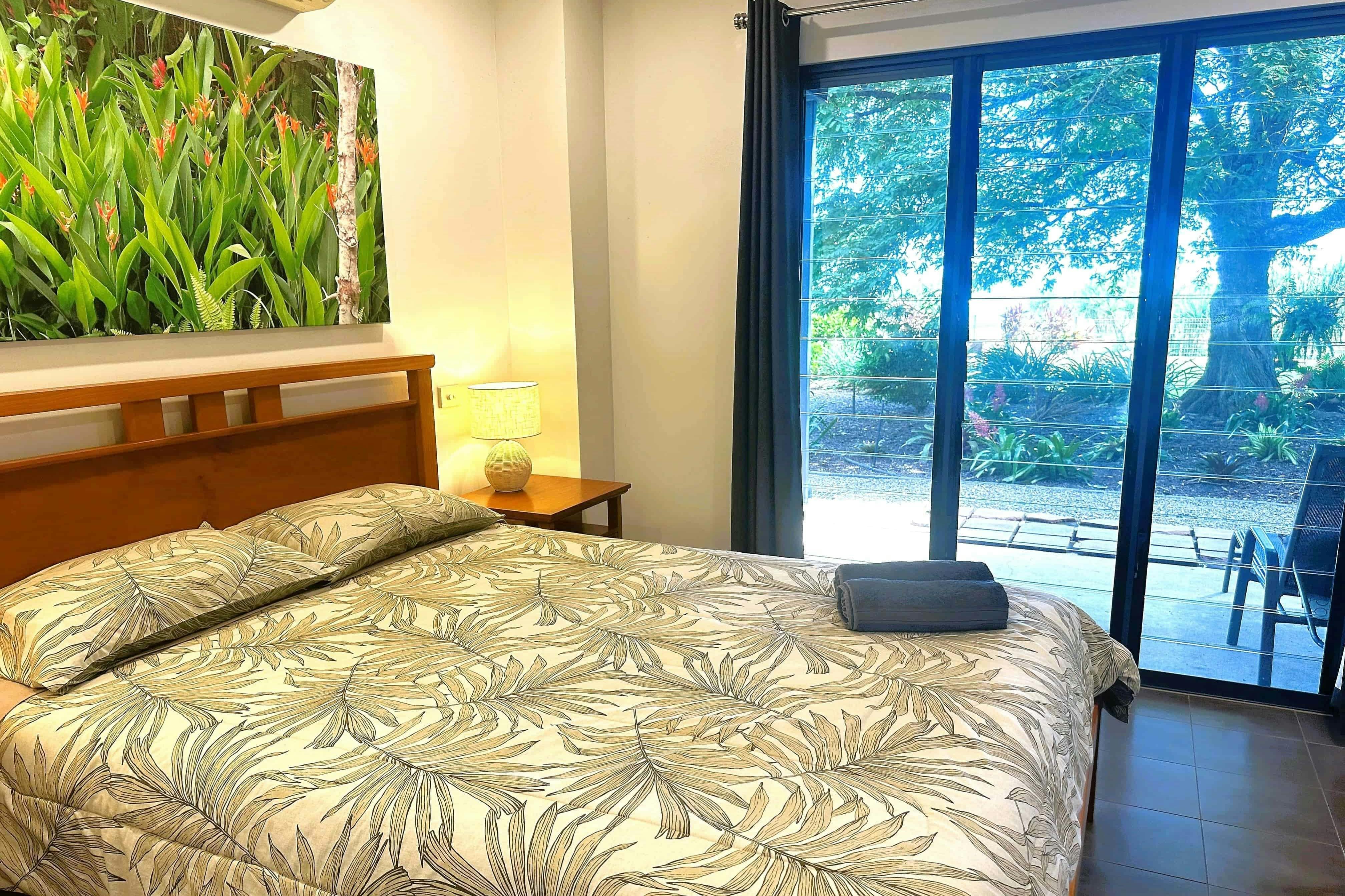 Air Conditioned Queen Bedroom Retreat with Ensuite and Scenic Garden/Sea Views