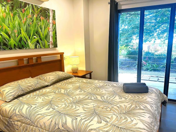 Air Conditioned Queen Bedroom Retreat with Ensuite and Scenic Garden/Sea Views